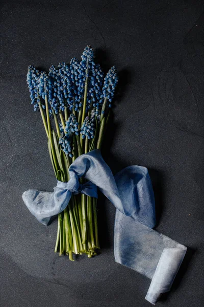Bunga Dengan Latar Belakang Gelap Terikat Dengan Pita Sutra Yang — Stok Foto