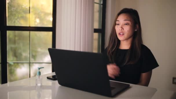 Focus zakelijke conference call en discussie in beweging op de laptop. Aziatische dame werken vanuit huis om coronavirus te voorkomen. — Stockvideo