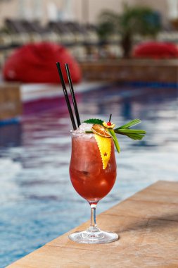 Açık hava etkinliği için buzlu kokteyl harika olur. Süslü içecek süslemesi, el yapımı yaprak, limon dilimlenmiş ve portakal aromalı. Otelde havuz kenarında..