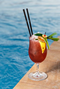 Mocktail 'i buz küpleriyle tazelemek açık hava etkinliği için mükemmel. Süslü içecek süslemesi, el yapımı yaprak, limon dilimlenmiş ve portakal aromalı. Otelde havuz kenarında..