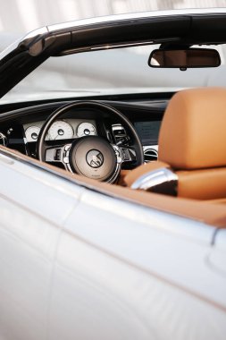 Dubai / BAE - 10 Ekim 2019: Rolls-Royce Dawn. Cabrio modeli. Lüks ve Başarı. Dubai araba kiralama. Hayatın için özel bir araba. Deri koltuklar, içinde tahta parçalar. Expo2020 tanıtımı