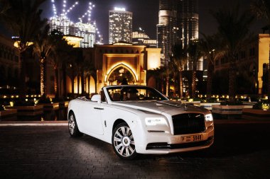 Dubai / BAE - 10 Ekim 2019: Rolls-Royce Dawn. Cabrio modeli. Lüks ve Başarı. Dubai araba kiralama. Hayatın için özel bir araba. Deri koltuklar, içinde tahta parçalar. Expo2020 tanıtımı