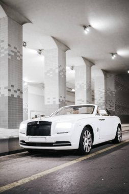 Dubai / BAE - 10 Ekim 2019: Rolls-Royce Dawn. Cabrio modeli. Lüks ve Başarı. Dubai araba kiralama. Hayatın için özel bir araba. Deri koltuklar, içinde tahta parçalar. Expo2020 tanıtımı