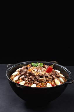 Lezzetli pilavın sihirli fotoğrafı. Ulusal Özbek yemeği dilimlenmiş etle kızartılmış pirinç gibidir. Kazanda yemek var. En iyi kalite içerik