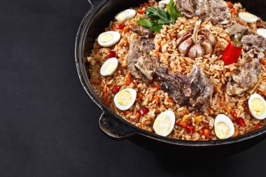 Pilaf ve kuzu eti. İftar ramazanı için en iyi yemek. Aile porsiyonu. Ulusal Orta Asya yemeği. Plov. Yüksek kalite fotoğraf