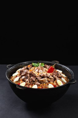 Dikey pilav atışı. Geleneksel Özbek tabak manevrası. Hindistan 'daki biryani gibi. Aile porsiyonu. En iyi tanıtım konsepti