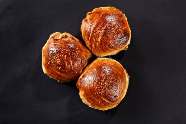 Özbek ekmeği. Ulusal Orta Asya çörekleri. Siyah arkaplan. 