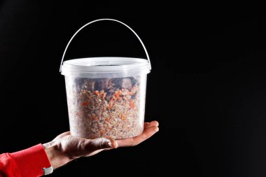 Plastik kasede lezzetli pilav tutan kuryeye el atın. En iyisi teslimat.