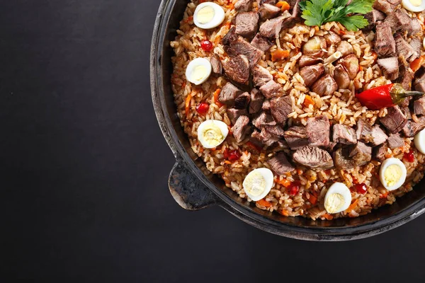 Close Van Pilaf Met Gesneden Vlees Knoflook Versierd Met Kwarteleitjes — Stockfoto