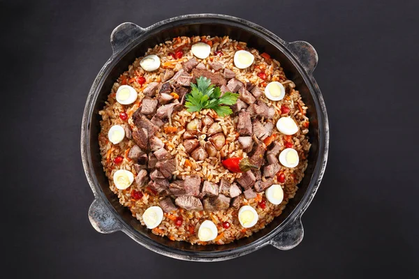 Pilaf Leigos Planos Com Carne Fatiada Alho Decorado Com Ovos — Fotografia de Stock