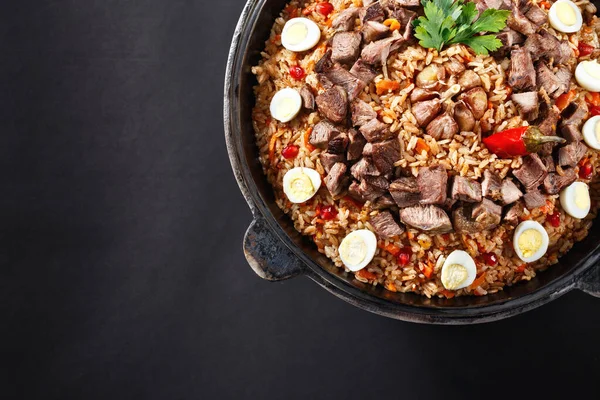 Close Pilaf Com Carne Fatiada Alho Decorado Com Ovos Codorna — Fotografia de Stock