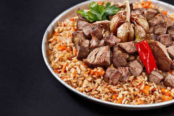 Närbild Tallrik Pilaf Traditionellt Uzbekiskt Kök Skål Med Kött Grönsaker — Stockfoto