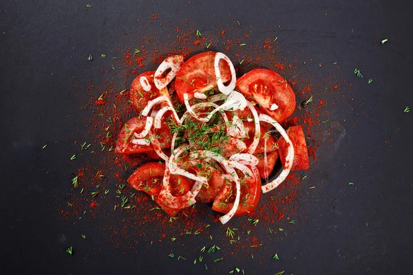 토마토와 양파와 야채와 가루를 곁들인 것이다 중앙아시아 — 스톡 사진