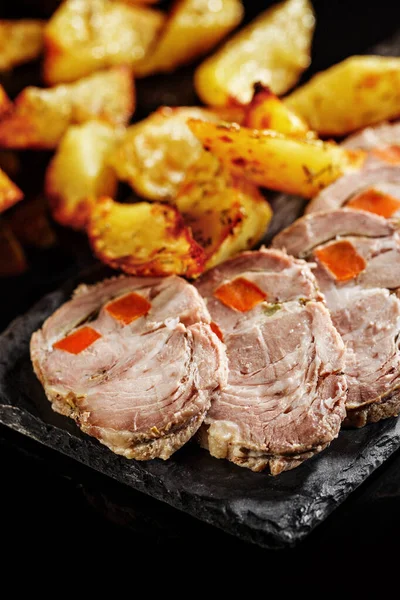 돼지고기 고기를 감자와 클로즈업합니다 — 스톡 사진