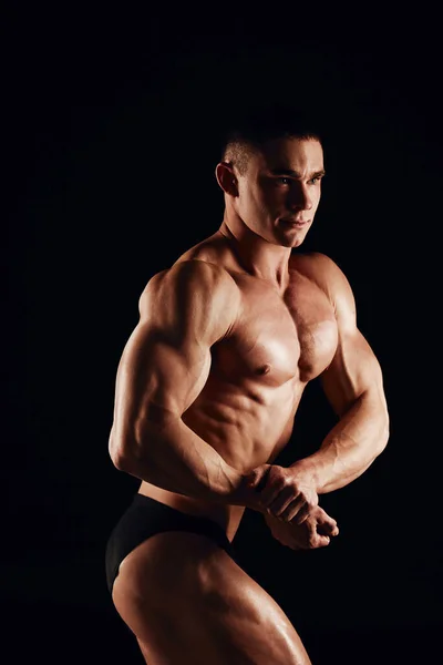 强壮的男人摆出姿势 表现出肌肉 冠军前身材很好 完美的运动营养宣传 运动员和健美运动员 黑色背景 — 图库照片