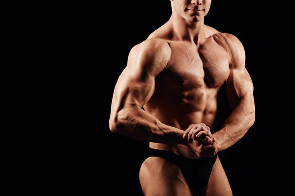 强壮的男人摆出姿势 表现出肌肉 冠军前身材很好 完美的运动营养宣传 运动员和健美运动员 黑色背景 — 图库照片