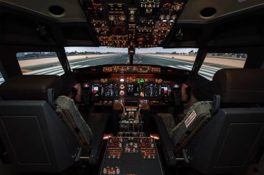 Modern Boeing uçaklarının kokpiti. Kabinde pilot yok. Coronavirüs yüzünden uçuşlar durduruldu. Gazeteler için içerik