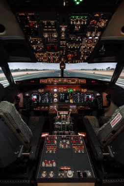 Kalkıştan önce kokpitin modern Boeing uçaklarına tam bir bakış açısı. Uçak uçmaya hazır. Instagram hikayeleri için dikey çekim