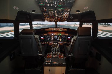 Kalkıştan önce kokpitin modern Boeing uçaklarına tam bir bakış açısı. Uçak uçmaya hazır. Manzara görüntüsü