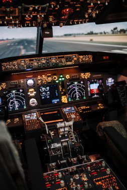 Kalkıştan önce kokpitin modern Boeing uçaklarına tam bir bakış açısı. Uçak uçmaya hazır. Instagram hikayeleri için dikey çekim