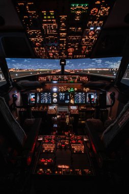 Kalkıştan önce modern Boeing uçaklarının çarpıcı tam görüntüsü. Uçak uçmaya hazır. Kulübede gece çekimi. Güvenli uçuş