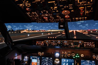 Kalkıştan önce modern Boeing uçağından havalimanına bakın. En iyi kalite gece çekimi. Her havayolu reklamı için iyidir.