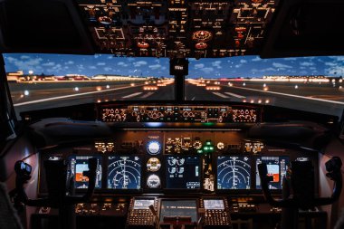 Kalkıştan önce modern Boeing uçaklarının çarpıcı tam görüntüsü. Uçak uçmaya hazır. Kulübede gece çekimi. Güvenli uçuş