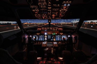Kalkıştan önce modern Boeing uçaklarının çarpıcı tam görüntüsü. Uçak uçmaya hazır. Kulübede gece çekimi. Güvenli uçuş