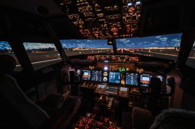 Kalkıştan önce modern Boeing uçaklarının çarpıcı tam görüntüsü. Uçak uçmaya hazır. Kulübede gece çekimi. Güvenli uçuş