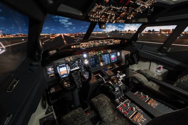 Kalkıştan önce modern Boeing uçak kokpitinden geniş açılı görüş. En iyi kalite gece çekimi. Her havayolu reklamı için iyidir.