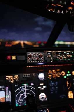 Kalkışa hazırız. Boeing 'in kokpitinde dramatik bir gece çekimi. Reklamlar için en iyisi!