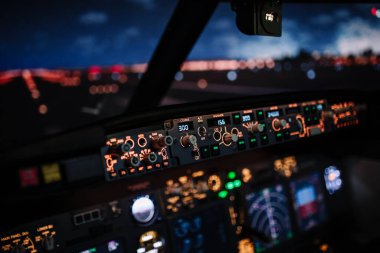 Otomatik pilot kontrolörü. Boeing uçağının seyir sistemini göster. Otomatik iniş sistemi. Kulübede gece çekimi. ILS