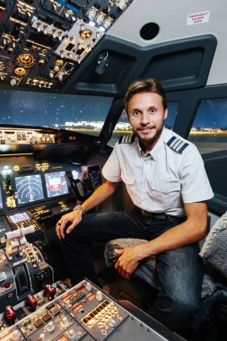 Deneyimli gülümseyen pilot kalkışa hazır. Modern Boeing uçaklarının kokpiti. 
