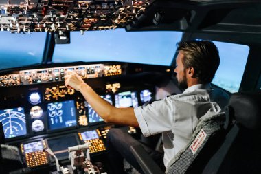 Motor kontrolörüne yakın çekim. Bağlantıyı kes. Modern Boeing kokpiti. Kaliteli fotoğrafı uçağın içinde
