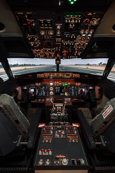 Kalkıştan önce kokpitin modern Boeing uçaklarına tam bir bakış açısı. Uçak uçmaya hazır. Instagram hikayeleri için dikey çekim