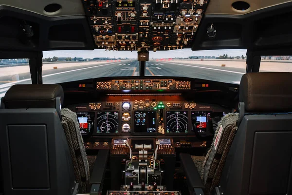 Pełny Widok Kokpit Nowoczesny Boeing Samolotów Przed Startem Samolot Gotowy — Zdjęcie stockowe