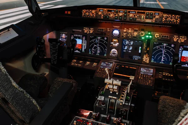 Asiento Del Capitán Primer Oficial Cabina Boeing Foto Alta Calidad —  Fotos de Stock