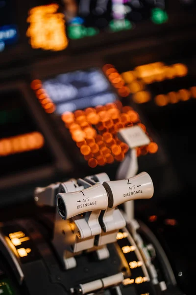 Zbliżenie Sterownika Silnika Wyłączyć Nowoczesny Kokpit Boeinga Jego Wysokiej Jakości — Zdjęcie stockowe