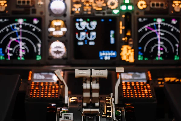 发动机控制器的特写 脱离接触 现代波音驾驶舱 他在飞机上拍的照片 — 图库照片