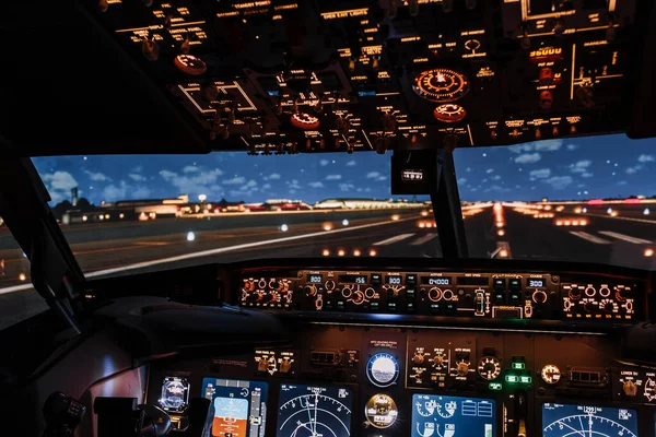 Kalkıştan Önce Modern Boeing Uçağından Havalimanına Bakın Iyi Kalite Gece — Stok fotoğraf