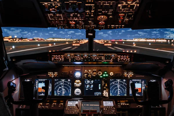 Dramatyczny Pełny Widok Kokpit Nowoczesny Boeing Samolotów Przed Startem Samolot — Zdjęcie stockowe