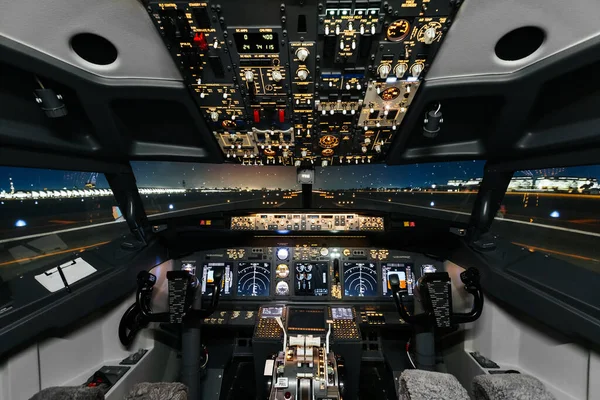 Kalkıştan önce kokpitin modern Boeing uçaklarına tam bir bakış açısı. Uçak uçmaya hazır. Kulübede gece çekimi. Güvenli uçuş