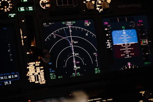 Pokaż System Nawigacyjny Boeinga Automatyczny System Lądowania Nocne Ujęcie Kabinie — Zdjęcie stockowe