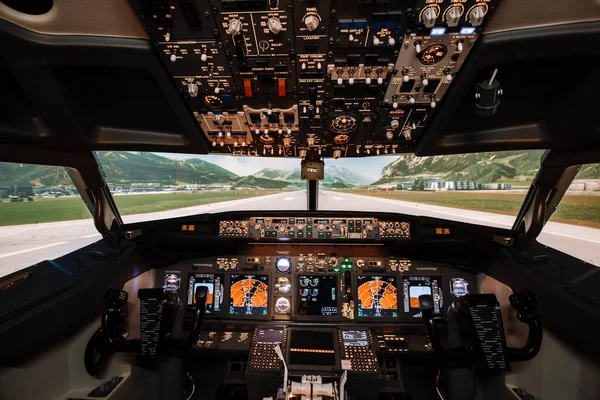 Empty Pilot Seats Because Coronavirus Flight Suspended Long Time Stop — Stock Photo, Image