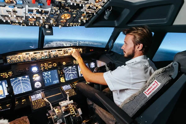 Primeiro Oficial Controla Piloto Automático Parâmetros Para Voo Segurança Cockpit — Fotografia de Stock