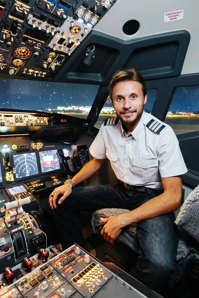 Experienced Smiling Pilot Ready Take Cockpit Modern Boeing Aircraft — Stock Photo, Image