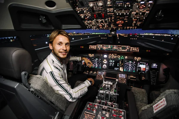 Guy Enjoying Time Avia Simulator Real Cockpit Boeing Aircraft Night — Stock Photo, Image