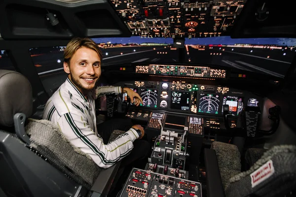 Chlap Užívá Čas Simulátoru Létání Skutečný Kokpit Letadla Boeing Noční — Stock fotografie