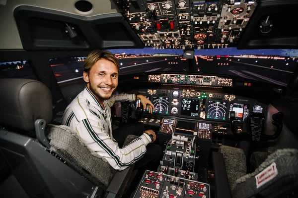 Usmívající Chlap Užívá Čas Simulátoru Létání Skutečný Kokpit Letadla Boeing — Stock fotografie