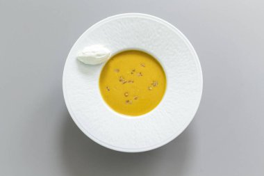 Tohumlu ve keçi peynirli ev yapımı balkabağı çorbası. Aperatif için mükemmel. Organik Arap yemeği vejetaryen için mükemmel. Üst görünüm.